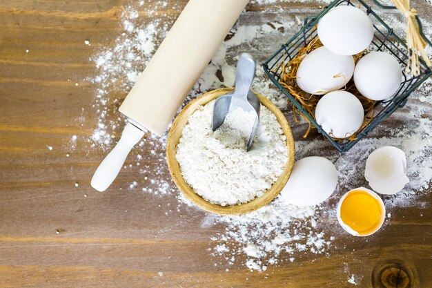 Fazendo macarrão caseiro com produtos frescos da fazenda.