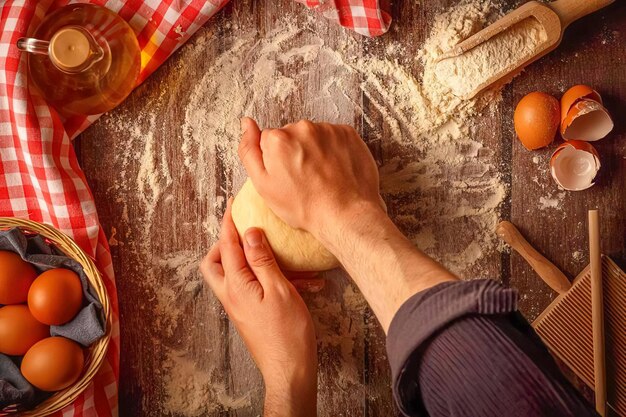 Foto fazendo macarrão fresco na mesa da padaria