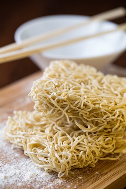 Foto fazendo macarrão japonês yakisoba