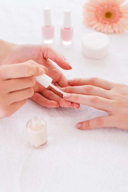 Fazendo manicure. Close de esteticista fazendo manicure para cliente