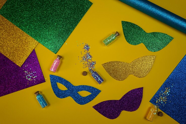 Foto fazendo máscaras de papel para o carnaval de carnaval