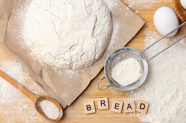 Fazendo massa para pão ou assados caseiros