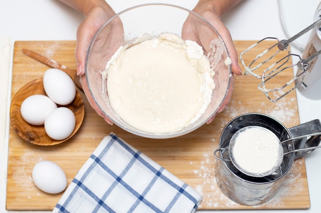 Fazendo massa para pão ou assados caseiros