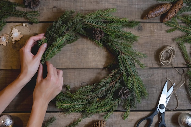 Fazendo Natal eco grinalda de ramos de abeto cones tesoura corda de juta decorações de madeira