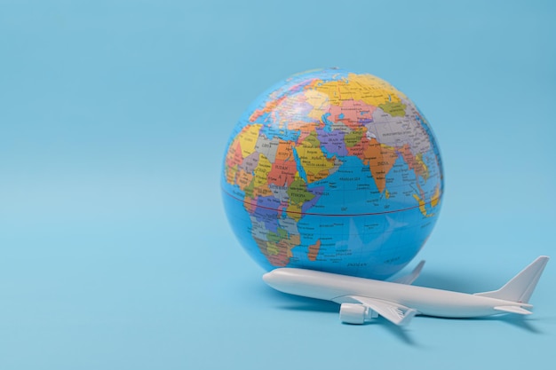 Fazendo negócios e viajando ao redor do mundo e negociando ao redor do mundo.