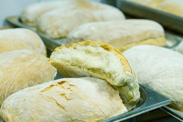 Fazendo pão ciabatta na padaria.