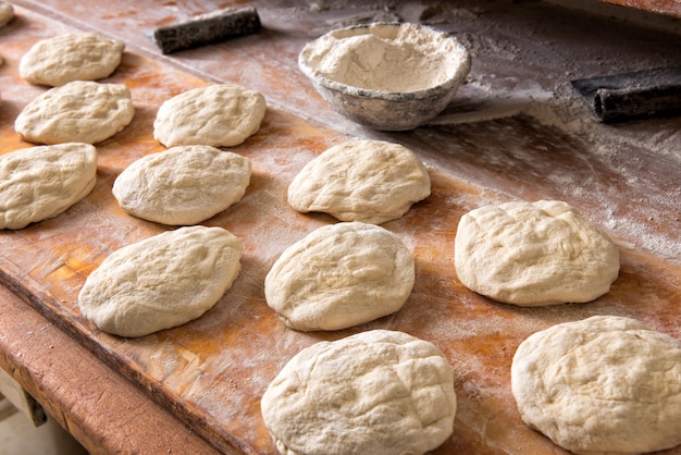 Fazendo pão fresco em uma padaria