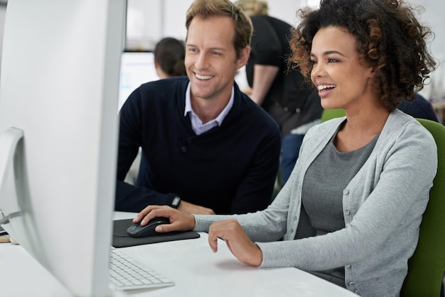 Foto fazendo progresso positivo colegas de trabalho masculinos e femininos trabalhando positivamente em um projeto juntos