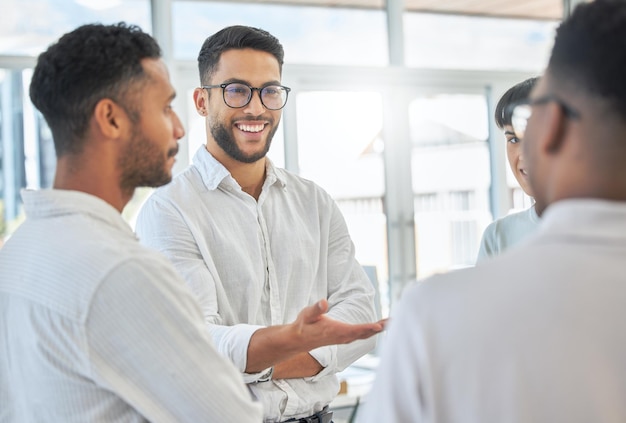 Fazendo progresso positivo Foto recortada de um grupo de jovens empresários diversos tendo uma reunião na sala de reuniões