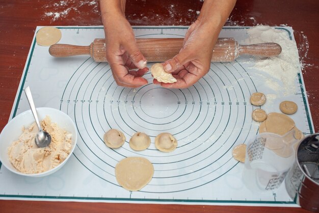 Fazendo ravióli caseiro com queijo cottage. Cozinha tradicional.