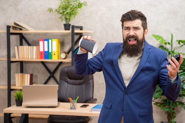 Fazendo reclamação Homem zangado reclama de xícara vazia Café para viagem Intervalo no escritório Preciso de mais café