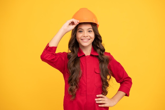 Fazendo reparos menina adolescente em capacete de criança usa capacete para proteção e segurança do edifício