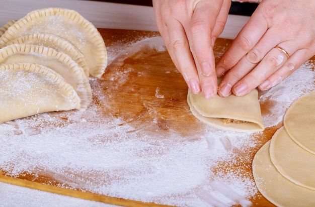 Fazendo rissóis com queijo cottage, carne e farinha