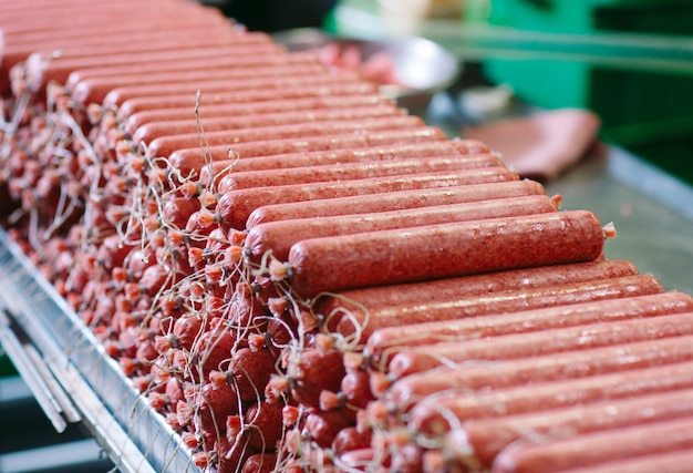 Fazendo salsichas, produção de alimentos na fábrica.