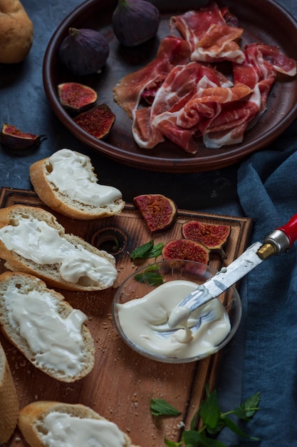 Fazendo sanduíches de presunto e ingredientes de tapas, CLOSE UP