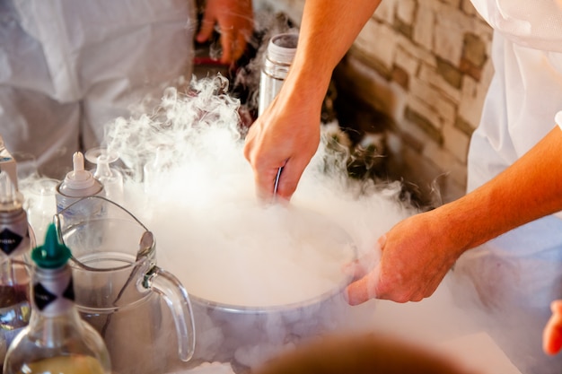 Fazendo sorvete com nitrogênio líquido, cozinha profissional.