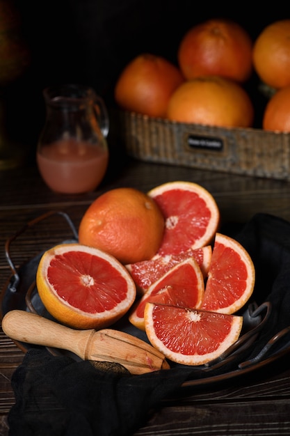 Fazendo suco de toranja espremido na hora