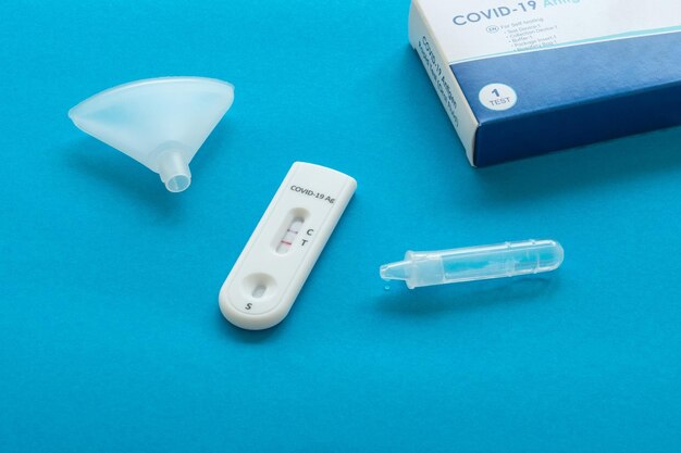 Fazendo teste de antígeno Coronavirus Covid-19 com resultado positivo em fundo branco.