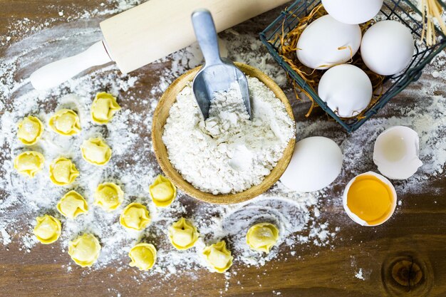 Fazendo tortellini de quatro queijo caseiro com produtos frescos da fazenda.