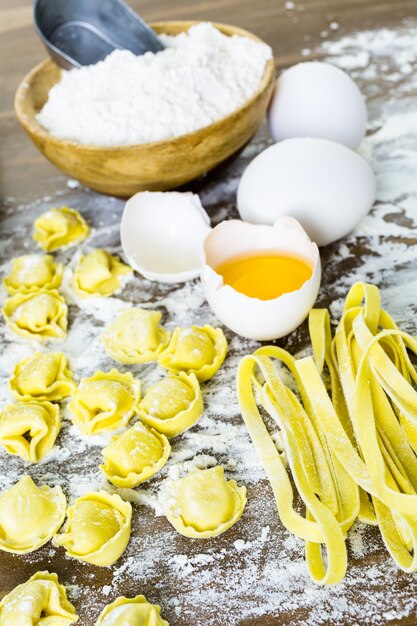 Fazendo tortellini de quatro queijo caseiro com produtos frescos da fazenda.