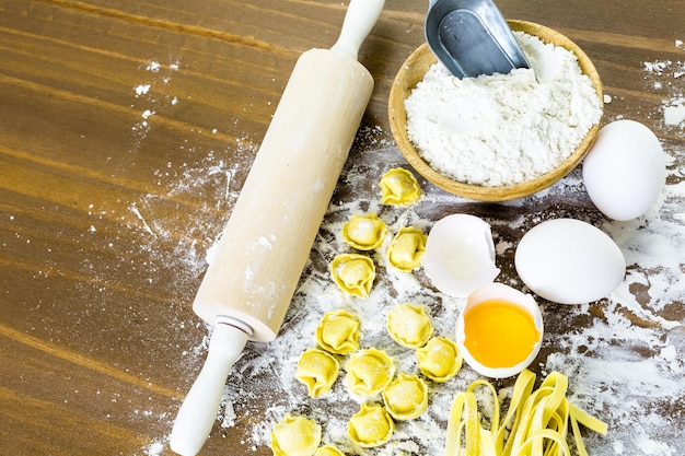 Fazendo tortellini de quatro queijo caseiro com produtos frescos da fazenda.