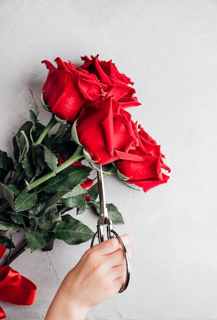 Foto fazendo um buquê de rosas pequena empresa entrega de flores criando ordem