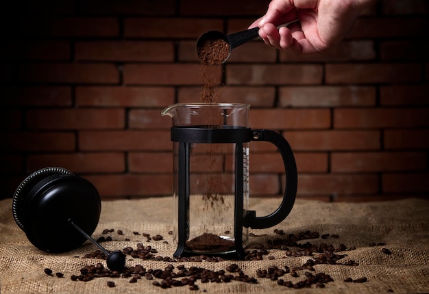 Foto fazendo um café com prensa francesa