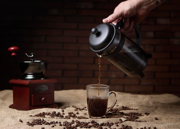 Fazendo um café com prensa francesa