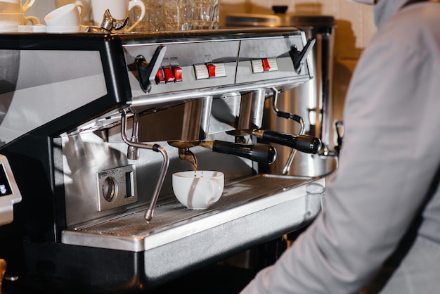 Fazendo um café delicioso em close de uma cafeteria moderna