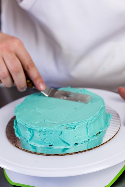 Fazendo um pequeno bolo de aniversário para o aniversário da criança.