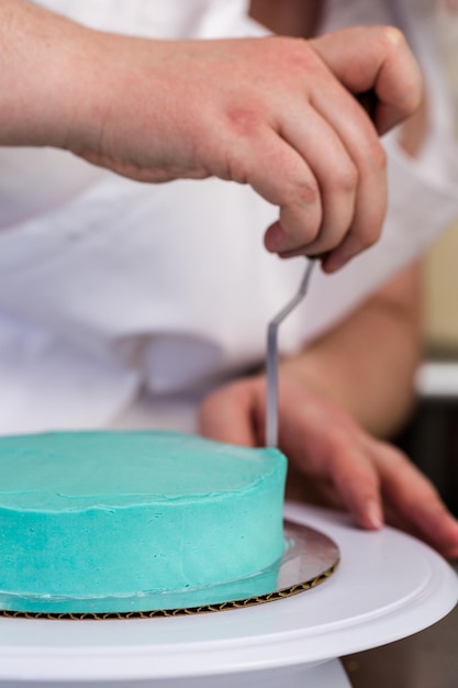 Fazendo um pequeno bolo de aniversário para o aniversário da criança.