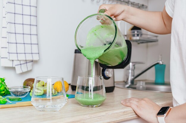 Foto fazendo um smoothie verde saudável de frutas e legumes dieta alimentação saudável comida vegana