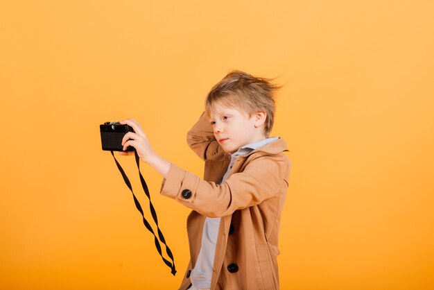 Fazendo uma careta emocional, ruivo, fasion, posando em um estúdio amarelo