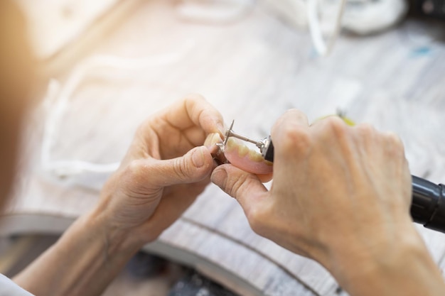 fazendo uma dentadura nas mãos de um ortodontista