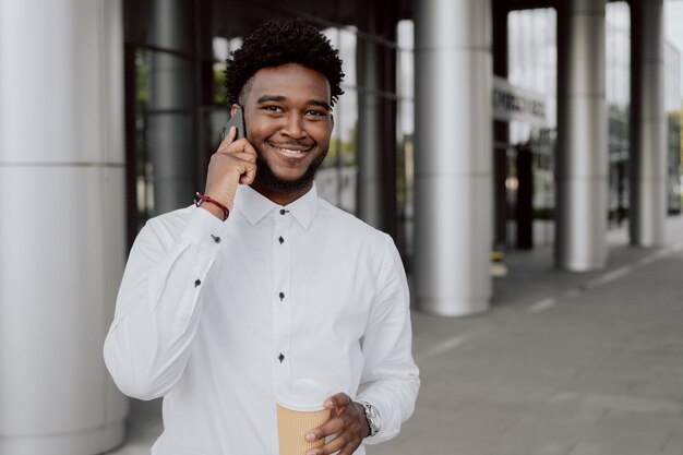 Fazendo uma pausa no empresário corporativo do escritório vestido com camisa branca