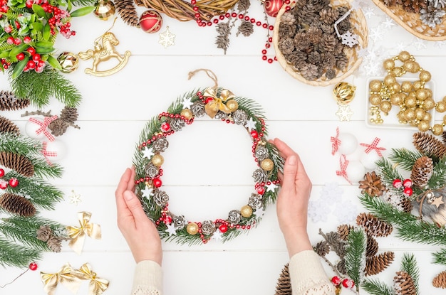 Fazendo uma pequena guirlanda de Natal passo a passo, passo 16 - uma guirlanda pronta para decoração de casa