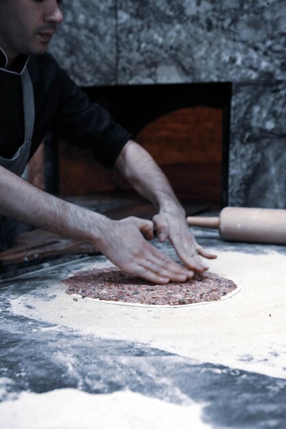 Fazendo uma pizza turca ou fast food lahmacun e comida de rua popular nos países mediterrâneos