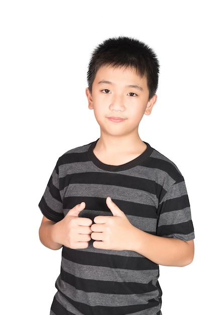 Fazer asiático da criança do menino, mostrando os polegares acima com um sorriso, isolado no branco.