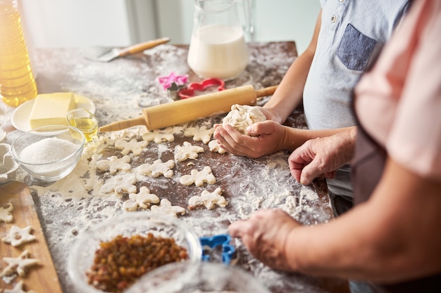 Fazer biscoitos deliciosos é um processo longo e divertido