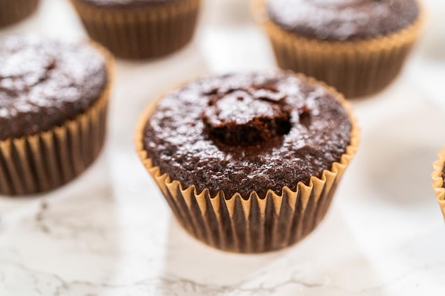 Fazer bolinhos de chocolate com cobertura de chocolate decadente