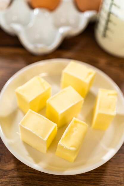 Fazer bolo de pão de gengibre com ingredientes de caramelo