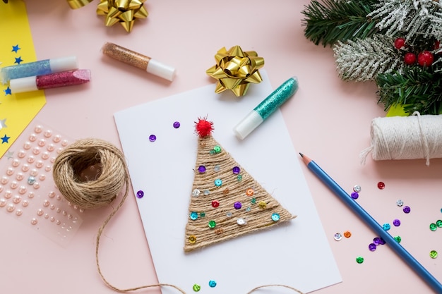 Fazer cartão de natal feito à mão. conceito de diy das crianças. fazendo  decoração de brinquedos de natal ou cartão comemorativo | Foto Premium