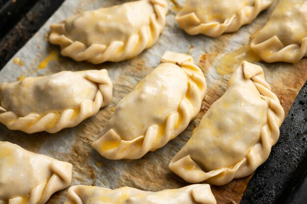 Fazer deliciosas empanadas argentinas com frango e legumes