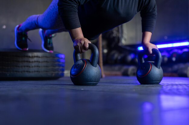 Foto fazer flexões com kettlebells.