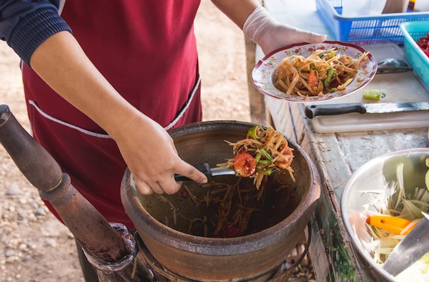 Fazer salada de papaia em um almofariz