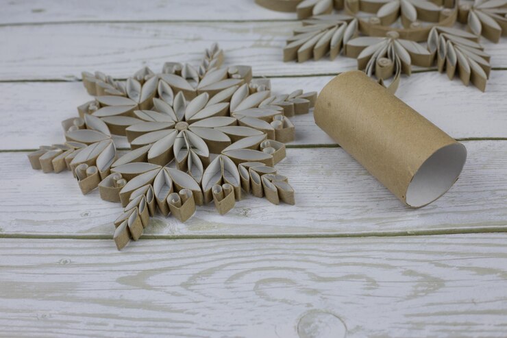 Foto fazer um floco de neve a partir de rolos de papel higiênico brinquedos caseiros a partir de sucata arte e artesanato simples