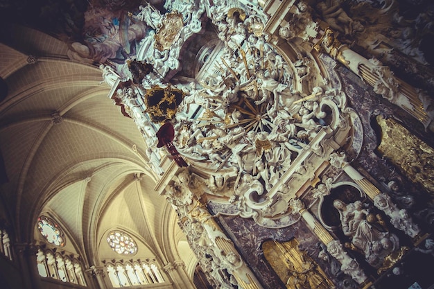 fé, altar-mor da Catedral de Toledo, esculturas de estilo gótico churregesco