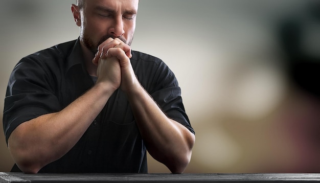 Foto fé cristã em relação ao conceito de deus, cristãos asiáticos adoram e oram na igreja