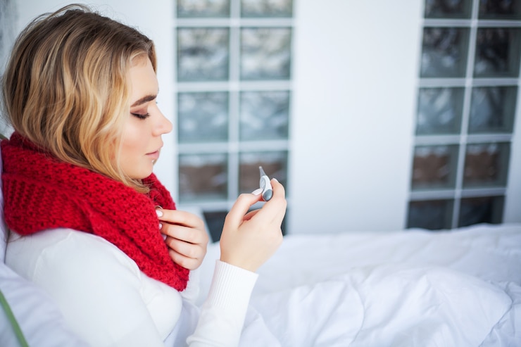 Foto febre e frio, retrato de mulher bonita pegou gripe