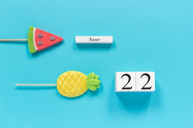 Fecha del 22 de junio y frutas de verano piña dulce, paletas de sandía.